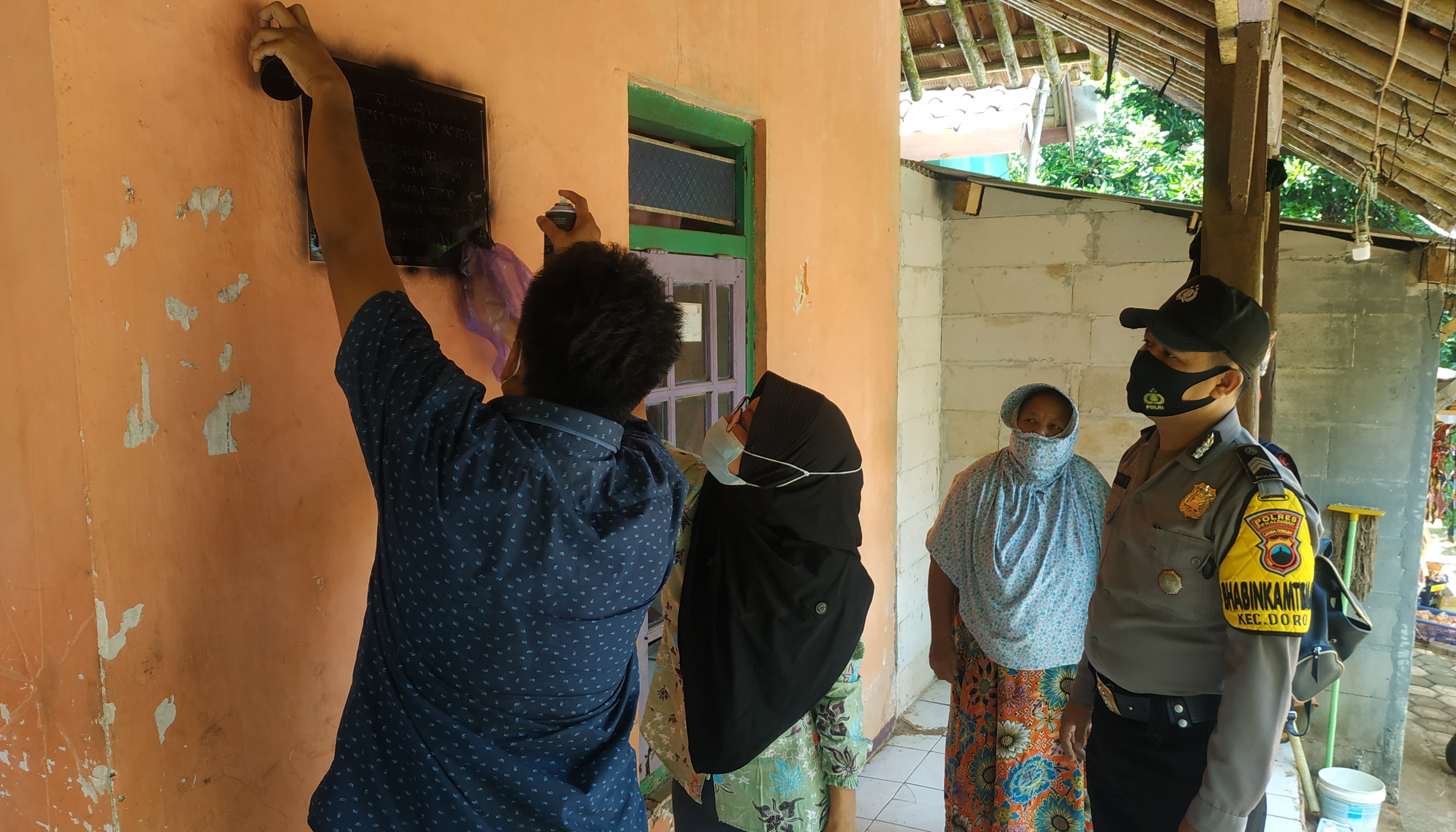 Pelabelan Rumah Penerima Manfaat PKH dan BPNT Desa Larikan Kecamatan Doro
