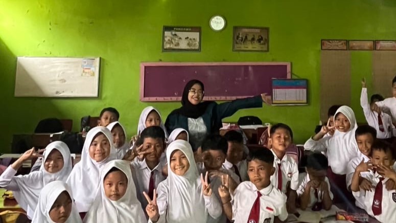 ‘English with Fun!’: Katalis KKN Tim II Undip untuk Membangkitkan Semangat Pelajar Desa Dororejo Belajar Bahasa Inggris Melalui Materi dan Nyanyian